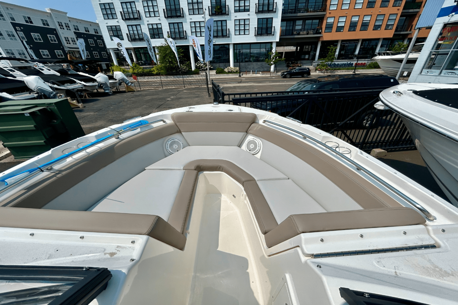 Slide: The Image of Boston Whaler 210 Vantage 2025 - 18