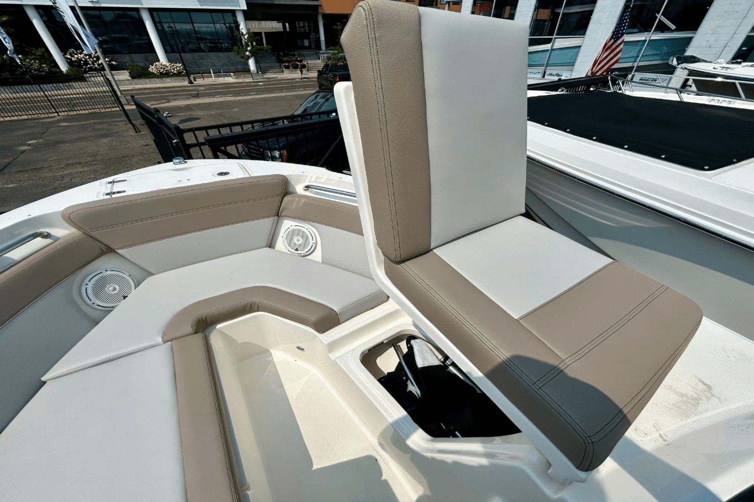 Slide: The Image of Boston Whaler 210 Vantage 2025 - 19