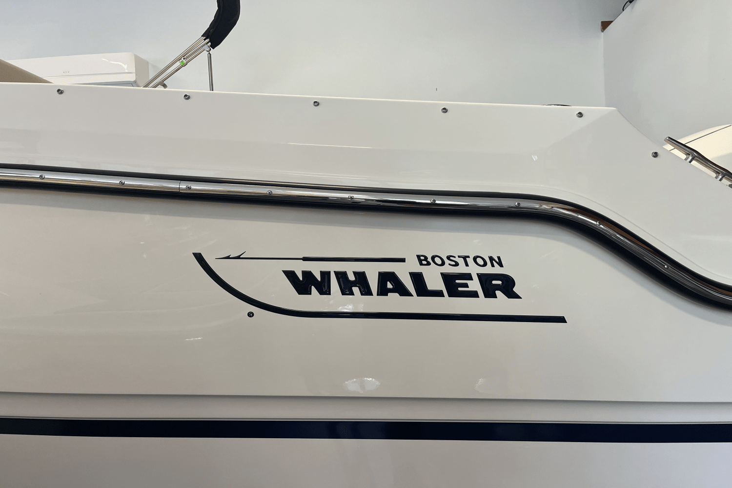 Slide: The Image of Boston Whaler 210 Vantage 2025 - 2