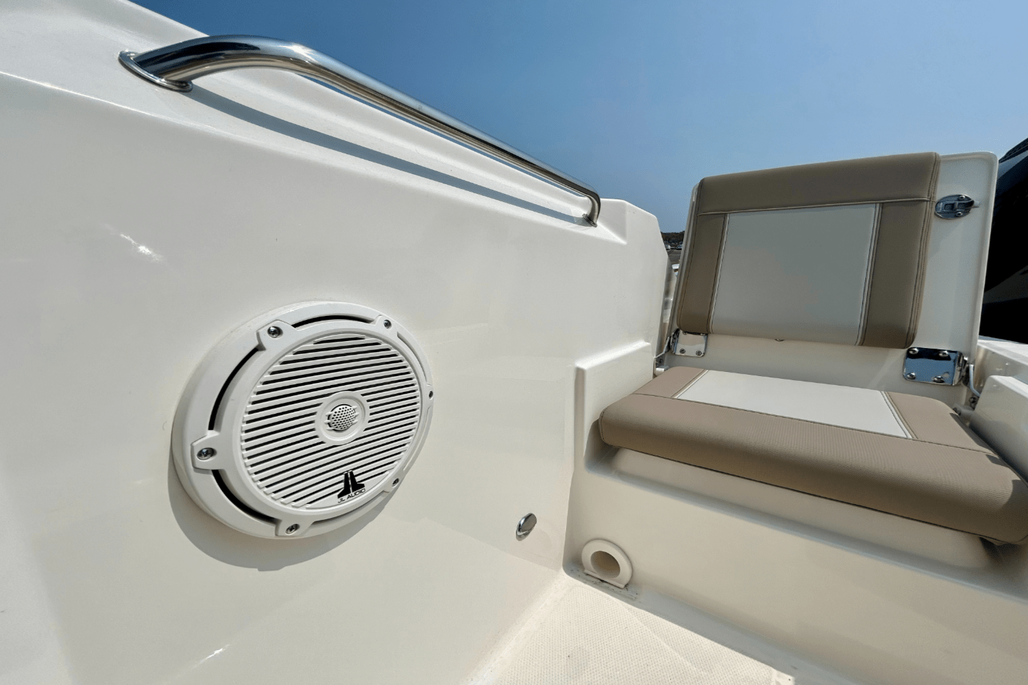 Slide: The Image of Boston Whaler 210 Vantage 2025 - 21