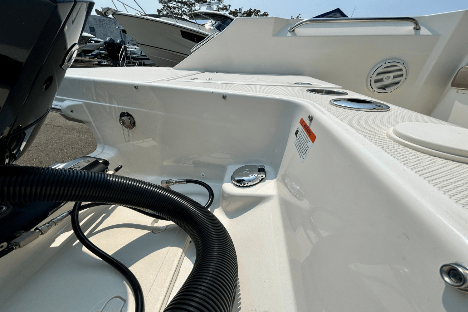 Slide: The Image of Boston Whaler 210 Vantage 2025 - 23