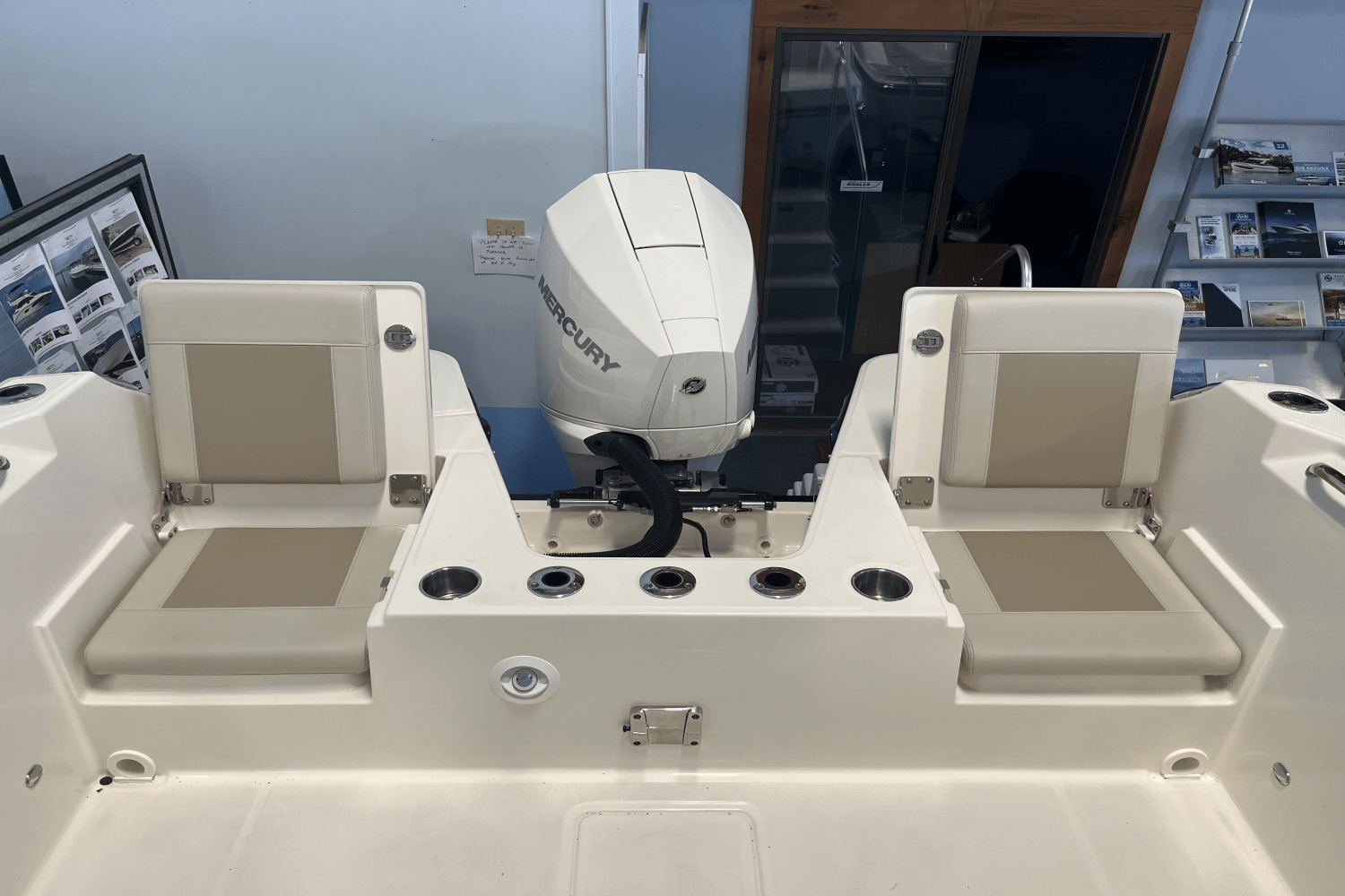 Slide: The Image of Boston Whaler 210 Vantage 2025 - 4
