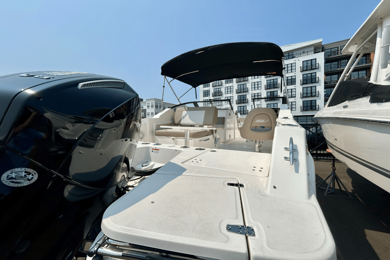 Slide: The Image of Boston Whaler 210 Vantage 2025 - 5