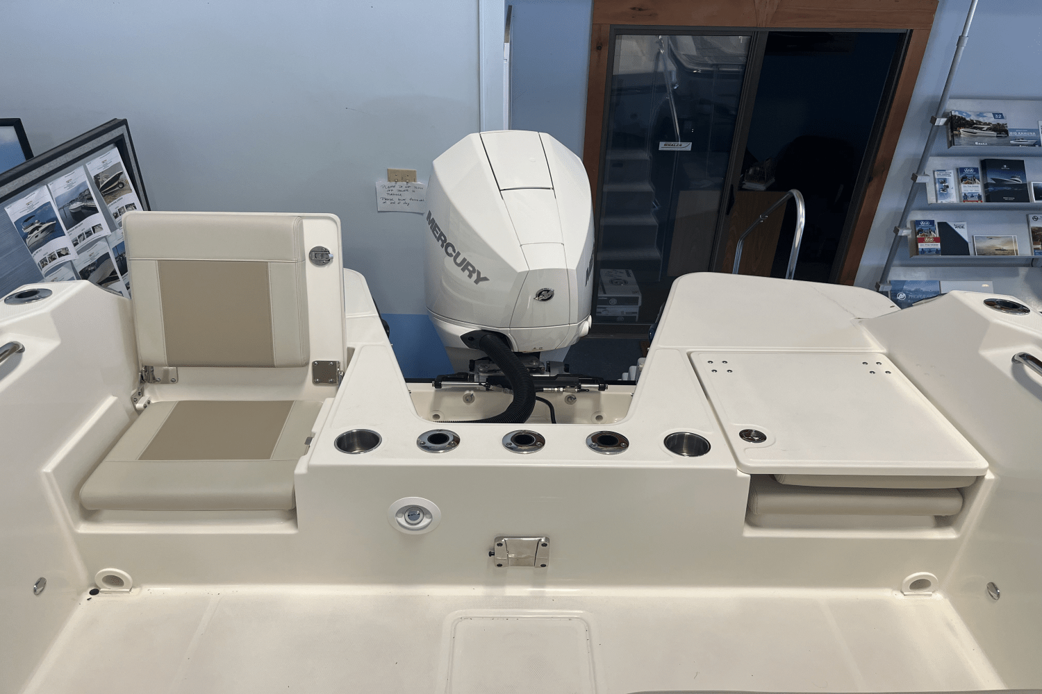 Slide: The Image of Boston Whaler 210 Vantage 2025 - 5