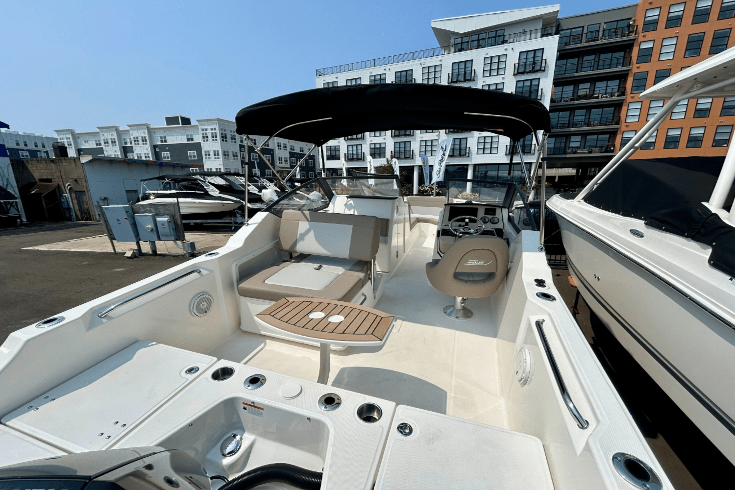 Slide: The Image of Boston Whaler 210 Vantage 2025 - 6