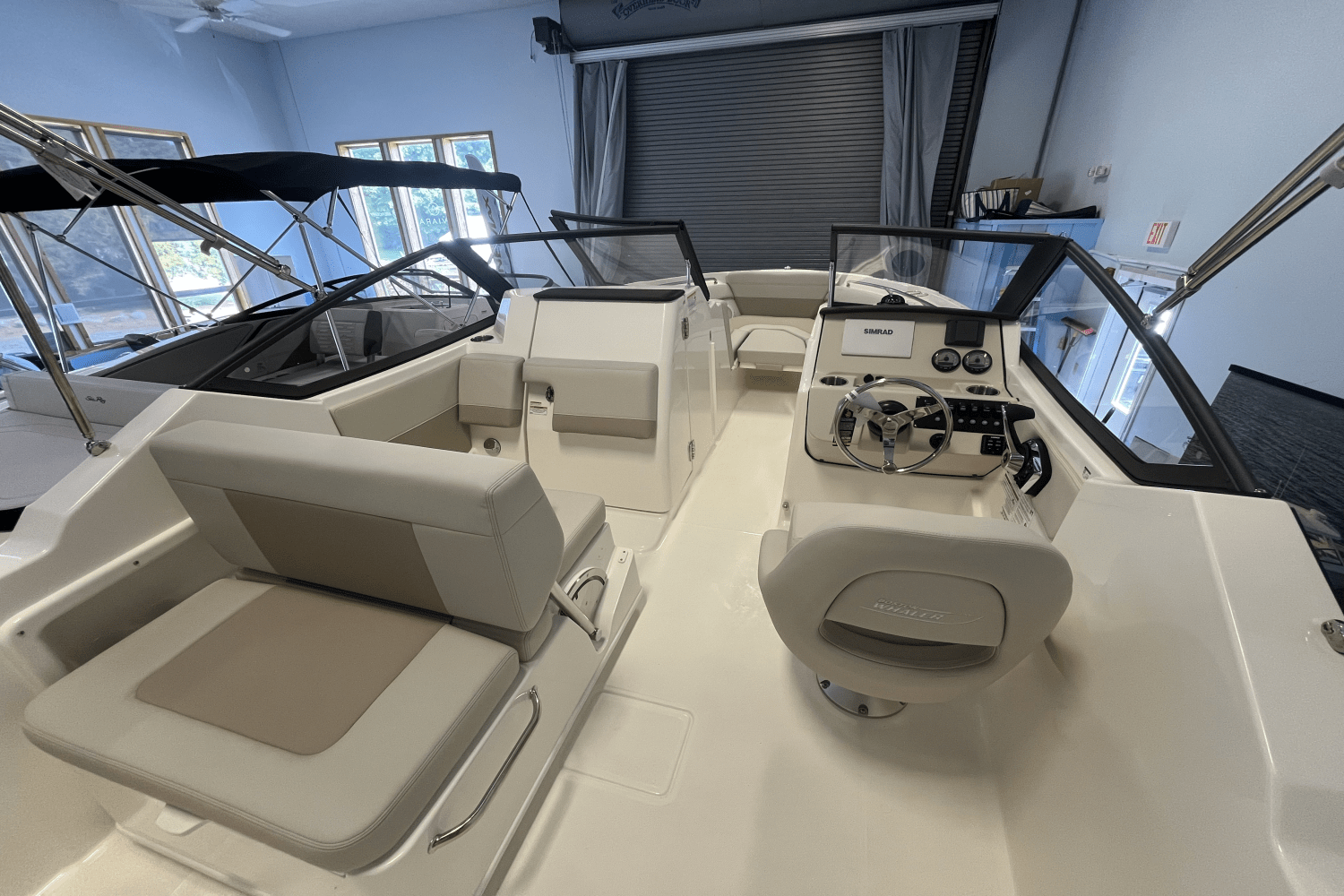 Slide: The Image of Boston Whaler 210 Vantage 2025 - 6