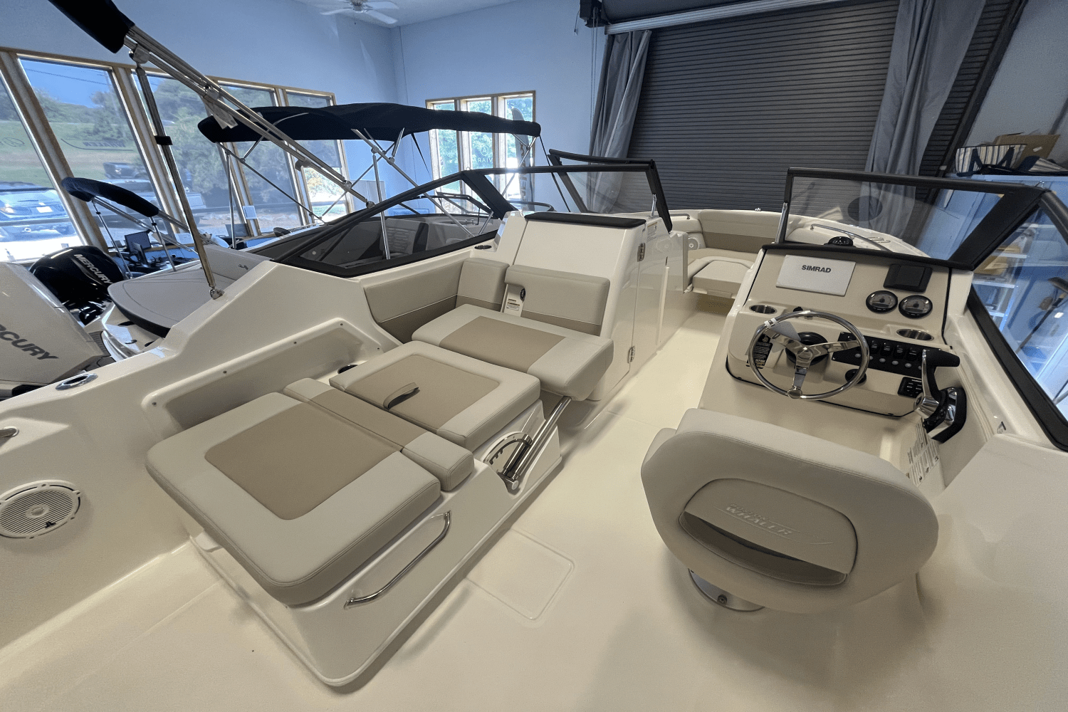 Slide: The Image of Boston Whaler 210 Vantage 2025 - 7