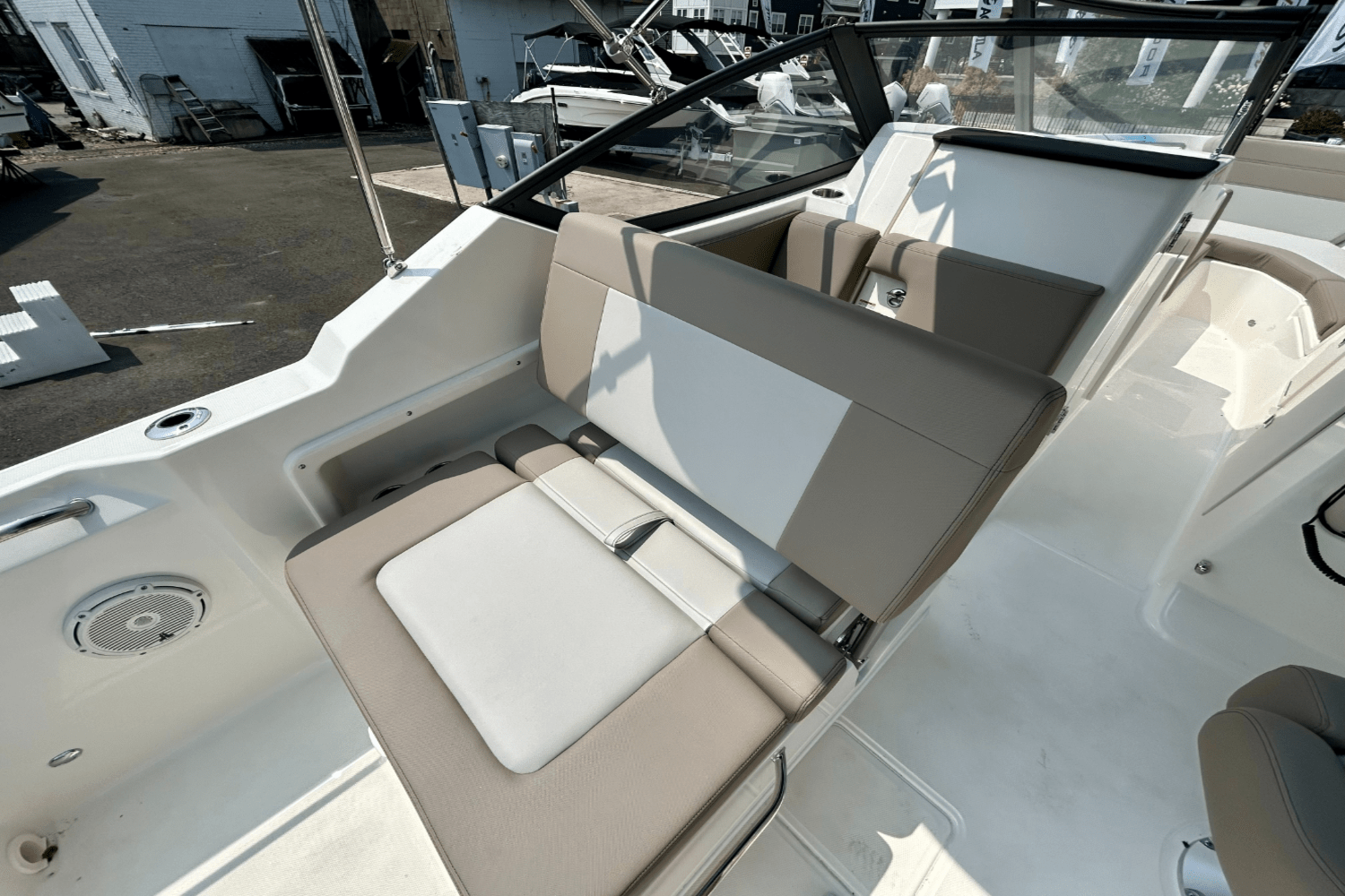 Slide: The Image of Boston Whaler 210 Vantage 2025 - 8