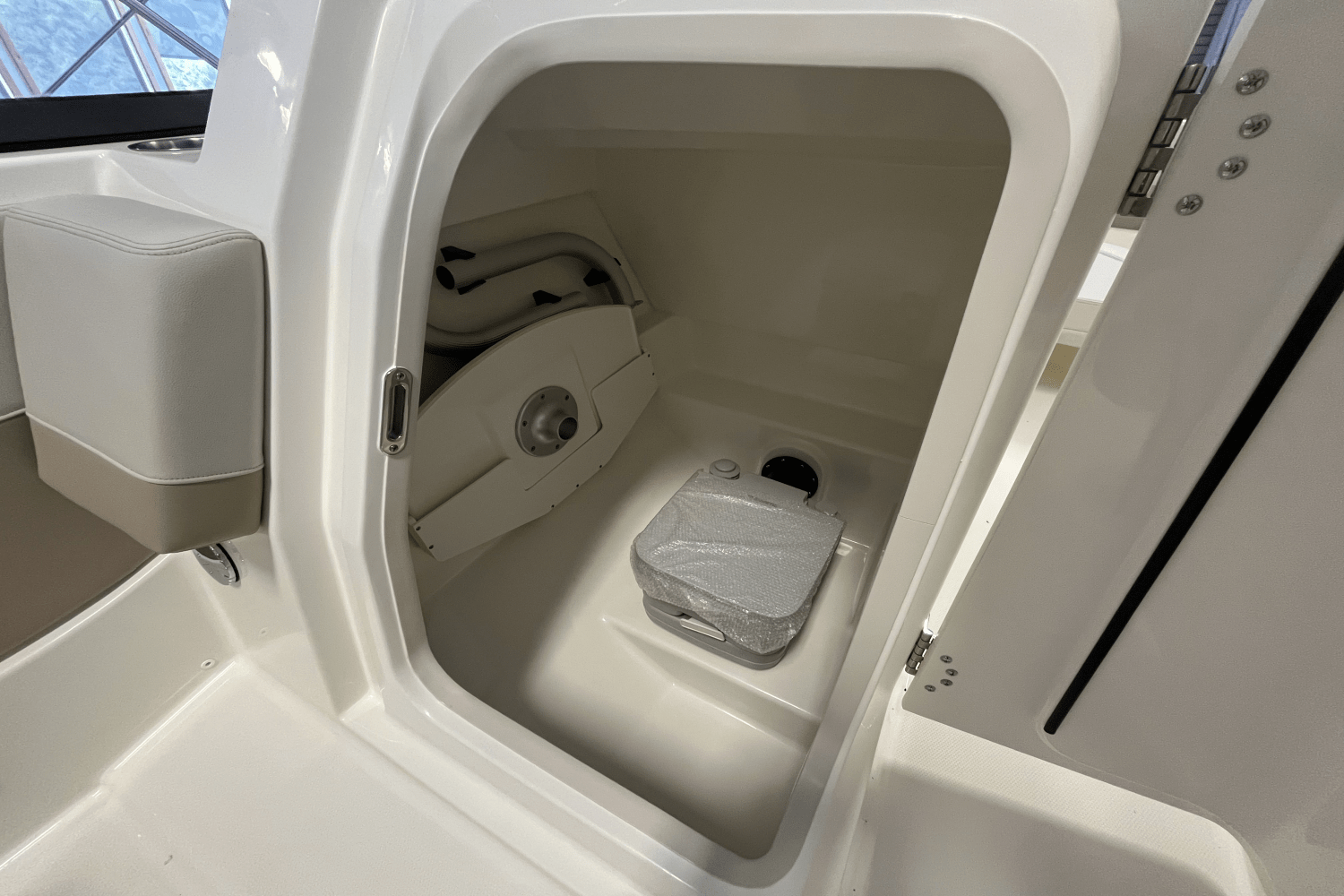 Slide: The Image of Boston Whaler 210 Vantage 2025 - 9