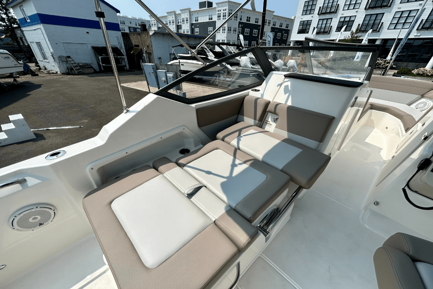 Slide: The Image of Boston Whaler 210 Vantage 2025 - 9