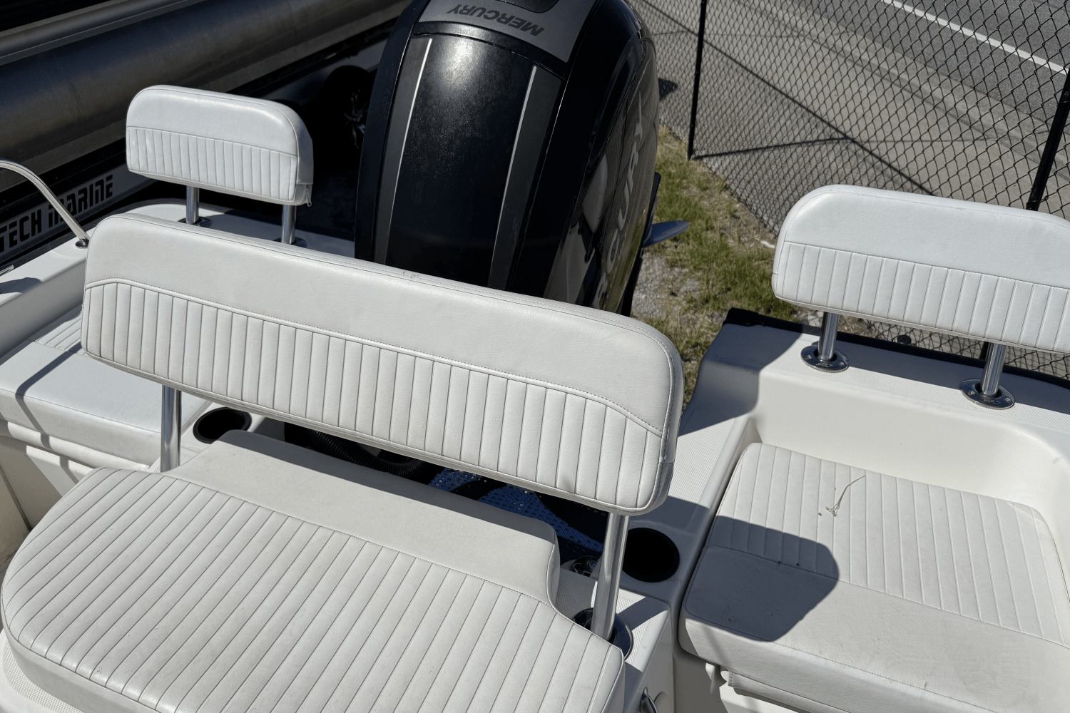 Slide: The Image of Boston Whaler 21 MONTAUK 2018 - 10