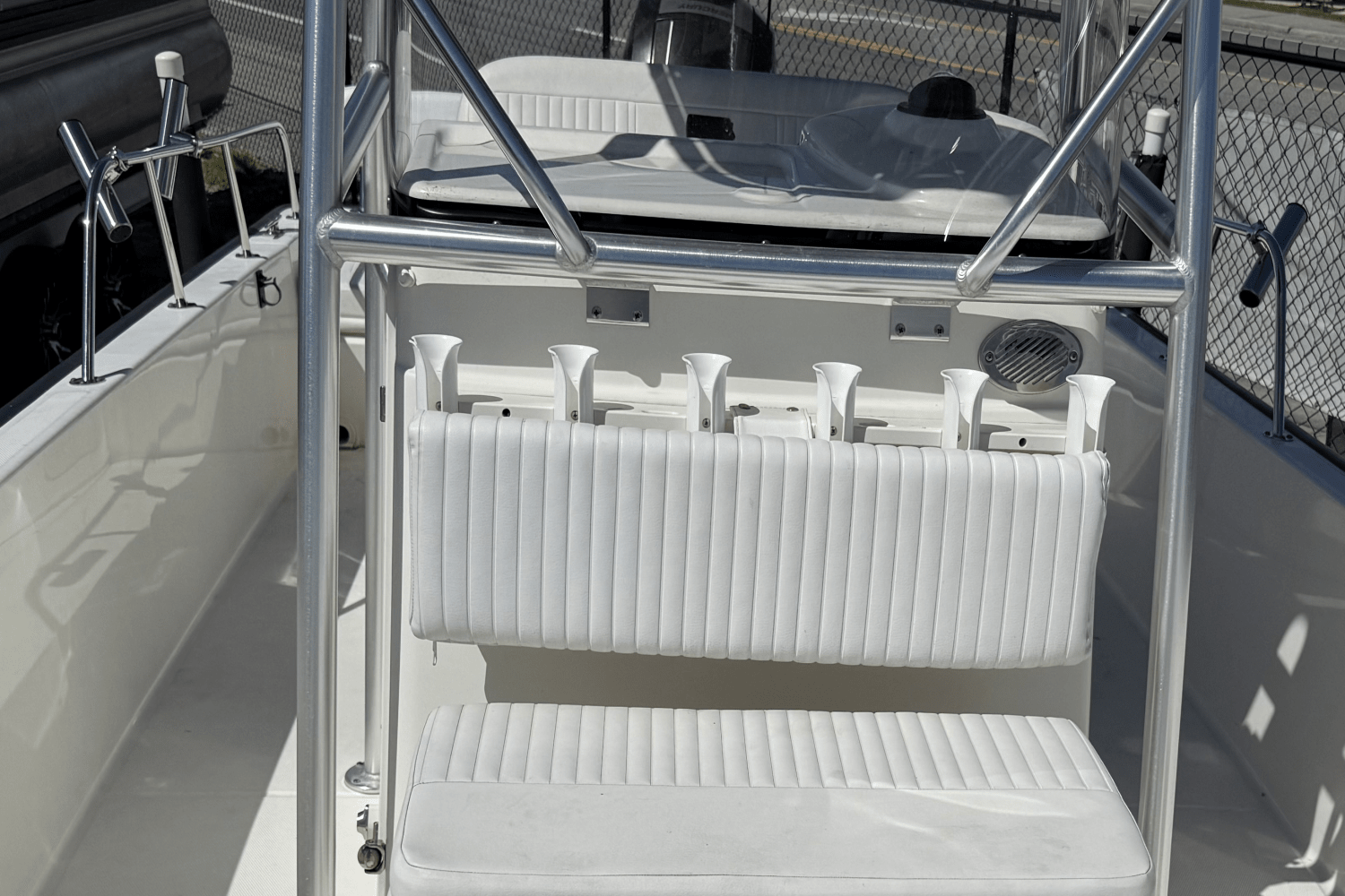 Slide: The Image of Boston Whaler 21 MONTAUK 2018 - 12