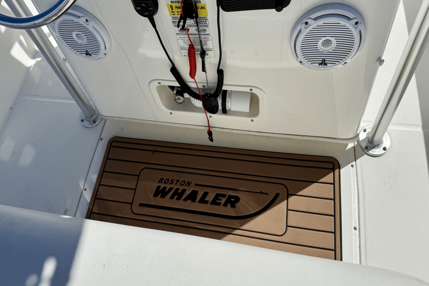 Slide: The Image of Boston Whaler 21 MONTAUK 2018 - 15