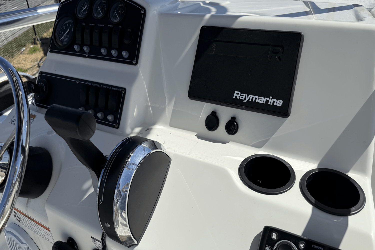 Slide: The Image of Boston Whaler 21 MONTAUK 2018 - 16