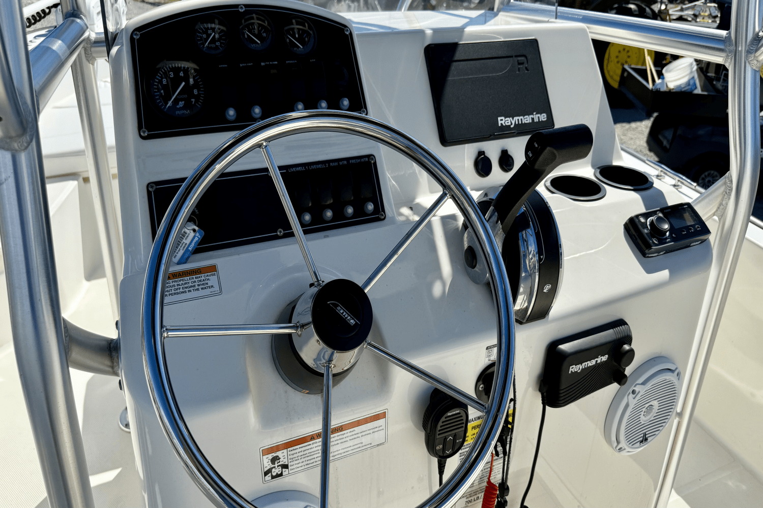 Slide: The Image of Boston Whaler 21 MONTAUK 2018 - 8