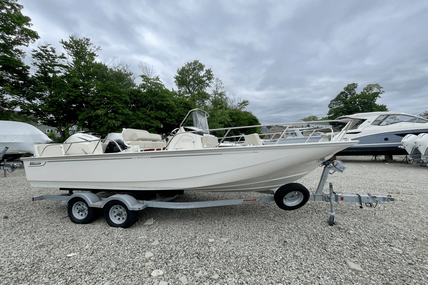 Slide: The Image of Boston Whaler 21 MONTAUK 2022 - 0