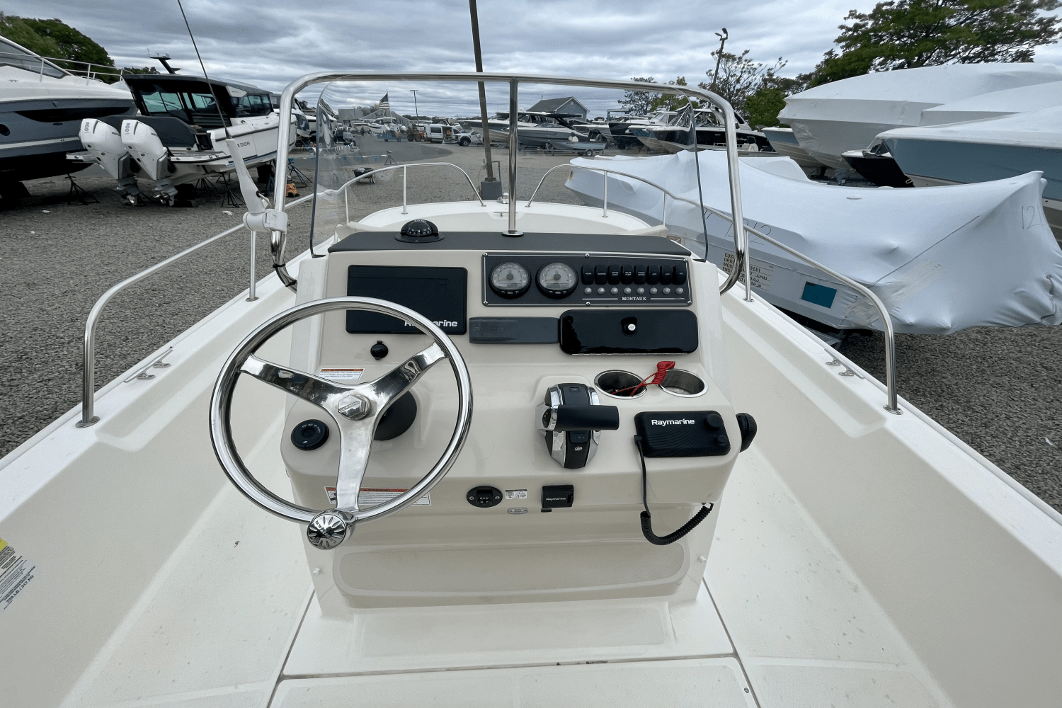 Slide: The Image of Boston Whaler 21 MONTAUK 2022 - 8