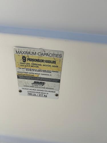 Slide: The Image of Capacity label on 2007 Boston Whaler 220 Dauntless, max 9 persons or 1650 lbs. - 27