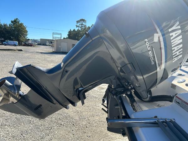 Slide: The Image of Yamaha four-stroke outboard motor on 2007 Boston Whaler 220 Dauntless boat. - 6