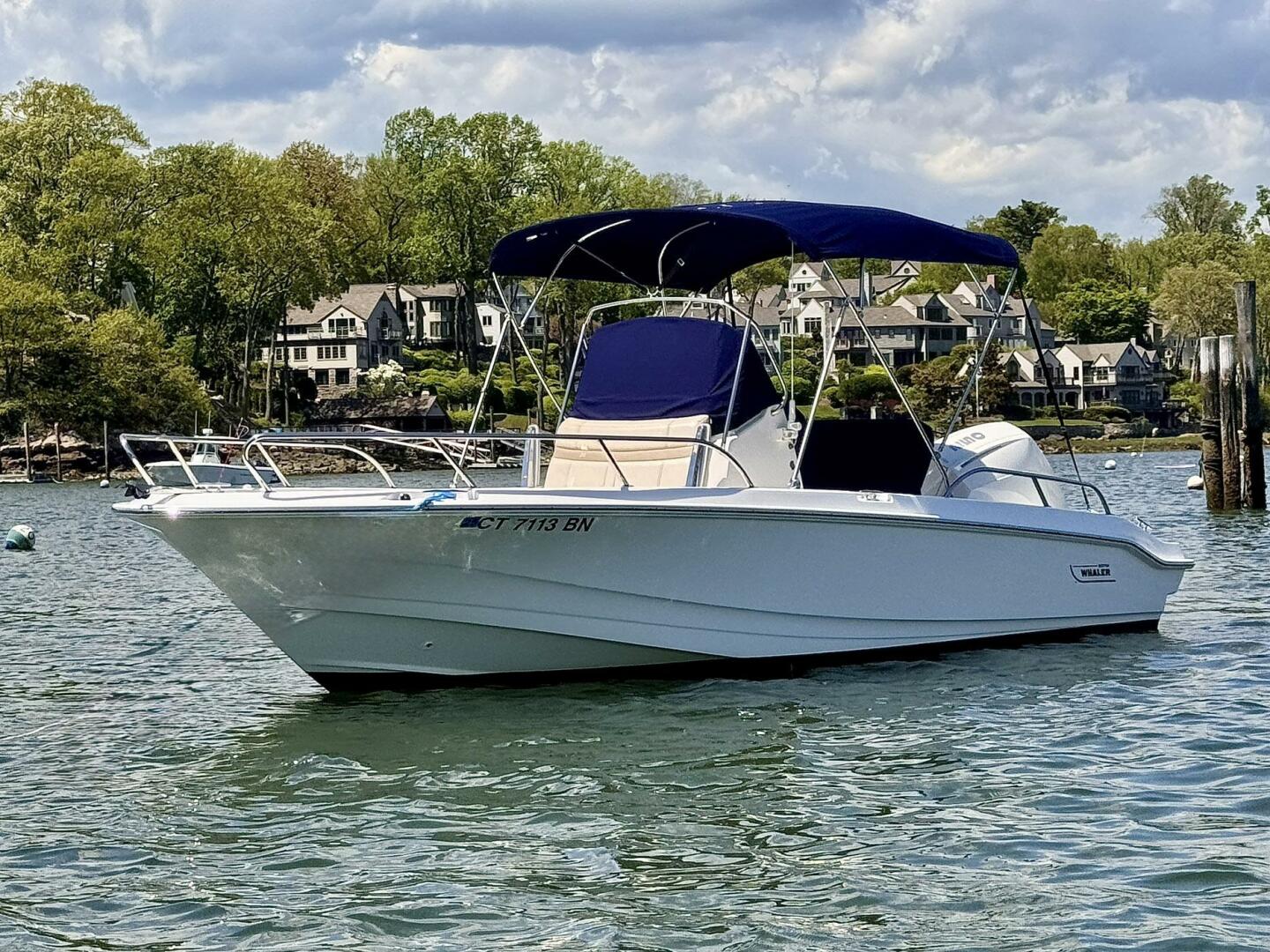 Slide: The Image of Boston Whaler 220 Dauntless 2022 - 5293723