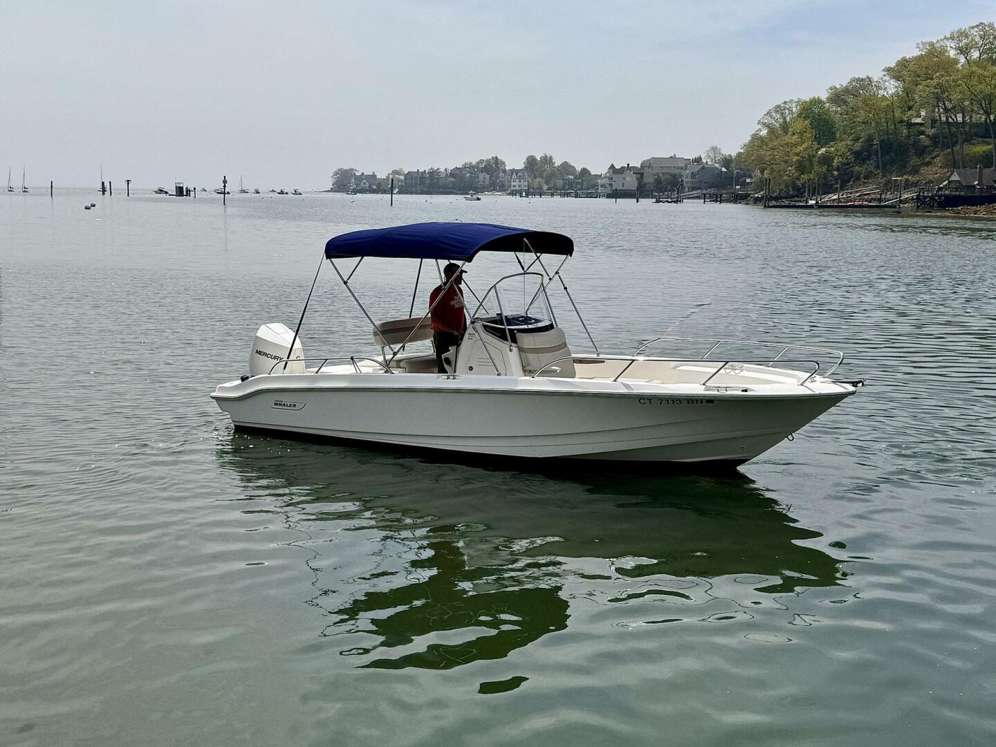 Slide: The Image of Boston Whaler 220 Dauntless 2022 - 5293724