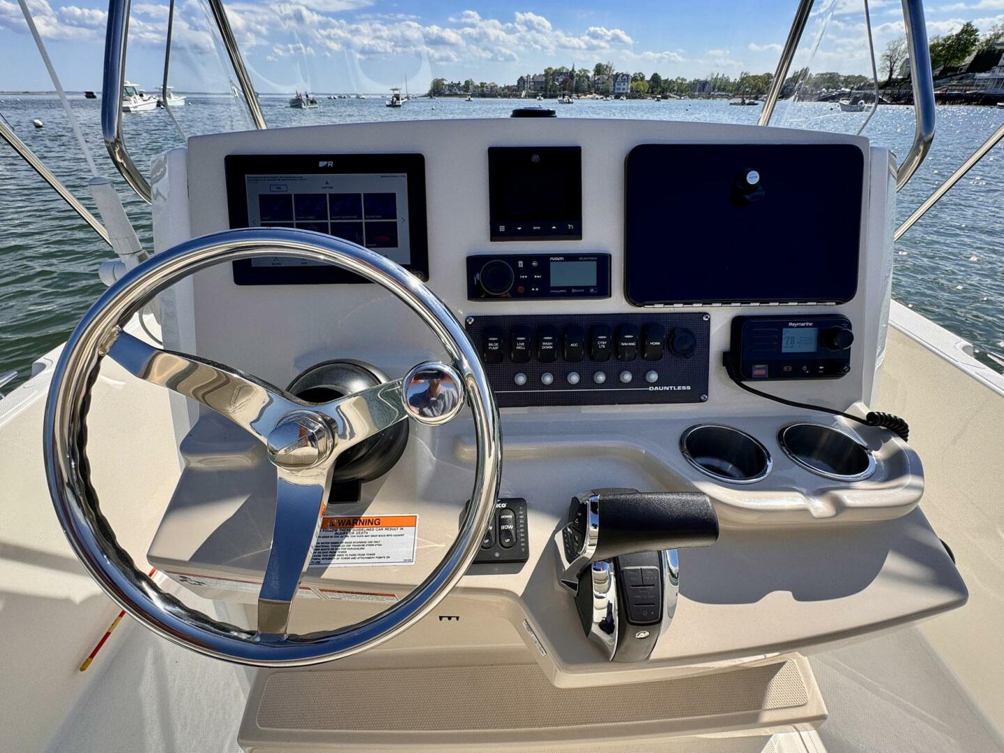Slide: The Image of Boston Whaler 220 Dauntless 2022 - 5293725