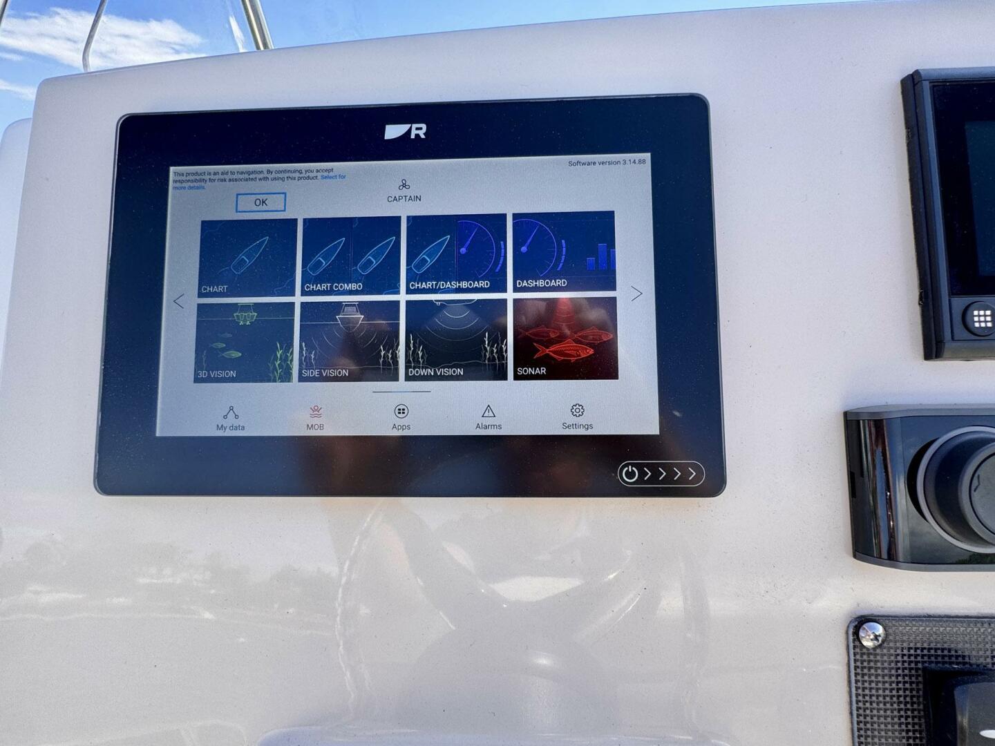 Slide: The Image of Boston Whaler 220 Dauntless 2022 - 5293726