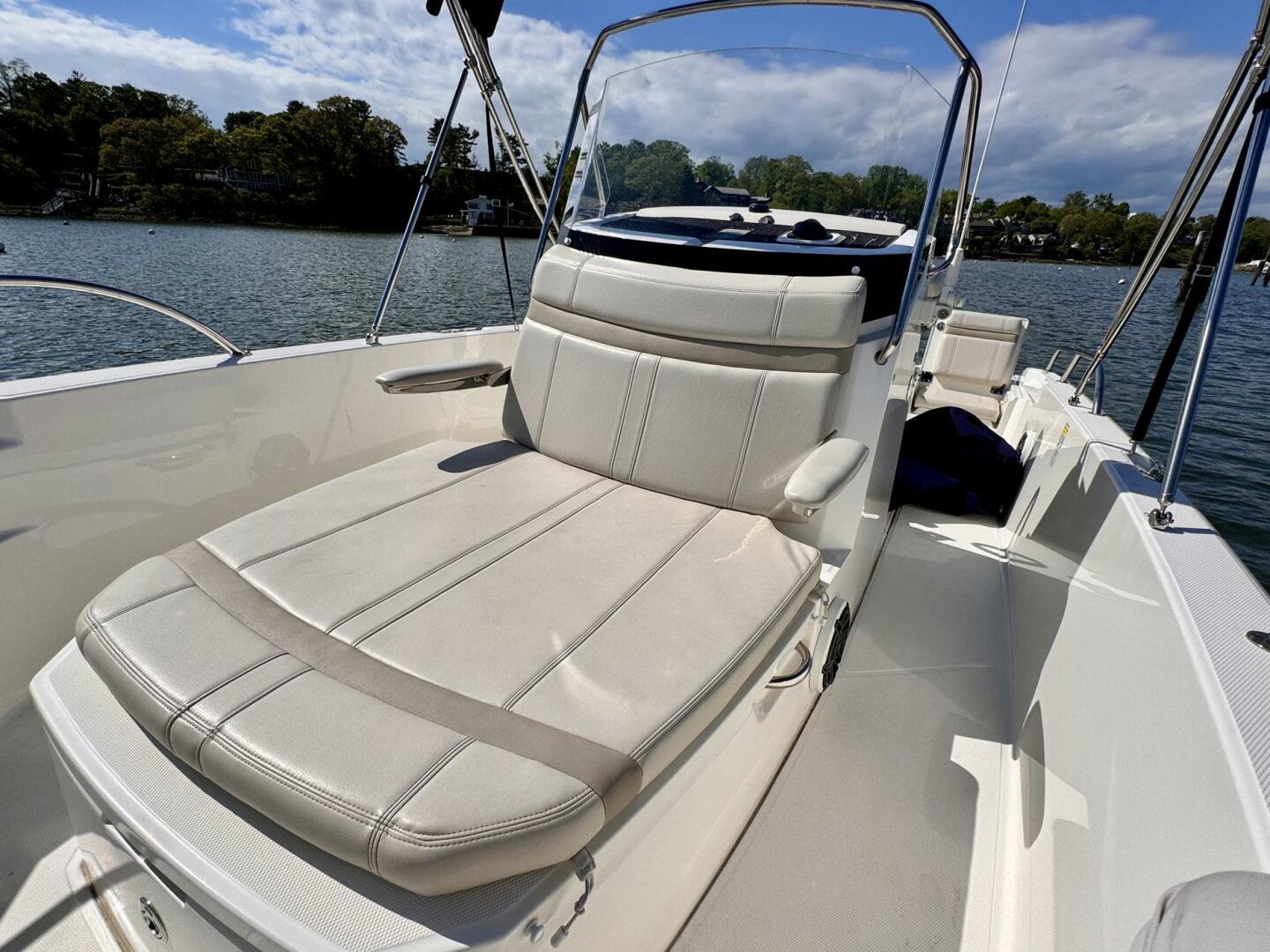 Slide: The Image of Boston Whaler 220 Dauntless 2022 - 5293728