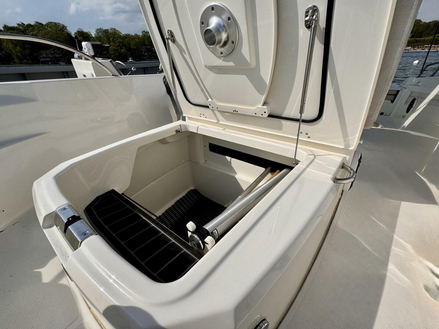 Slide: The Image of Boston Whaler 220 Dauntless 2022 - 5293729
