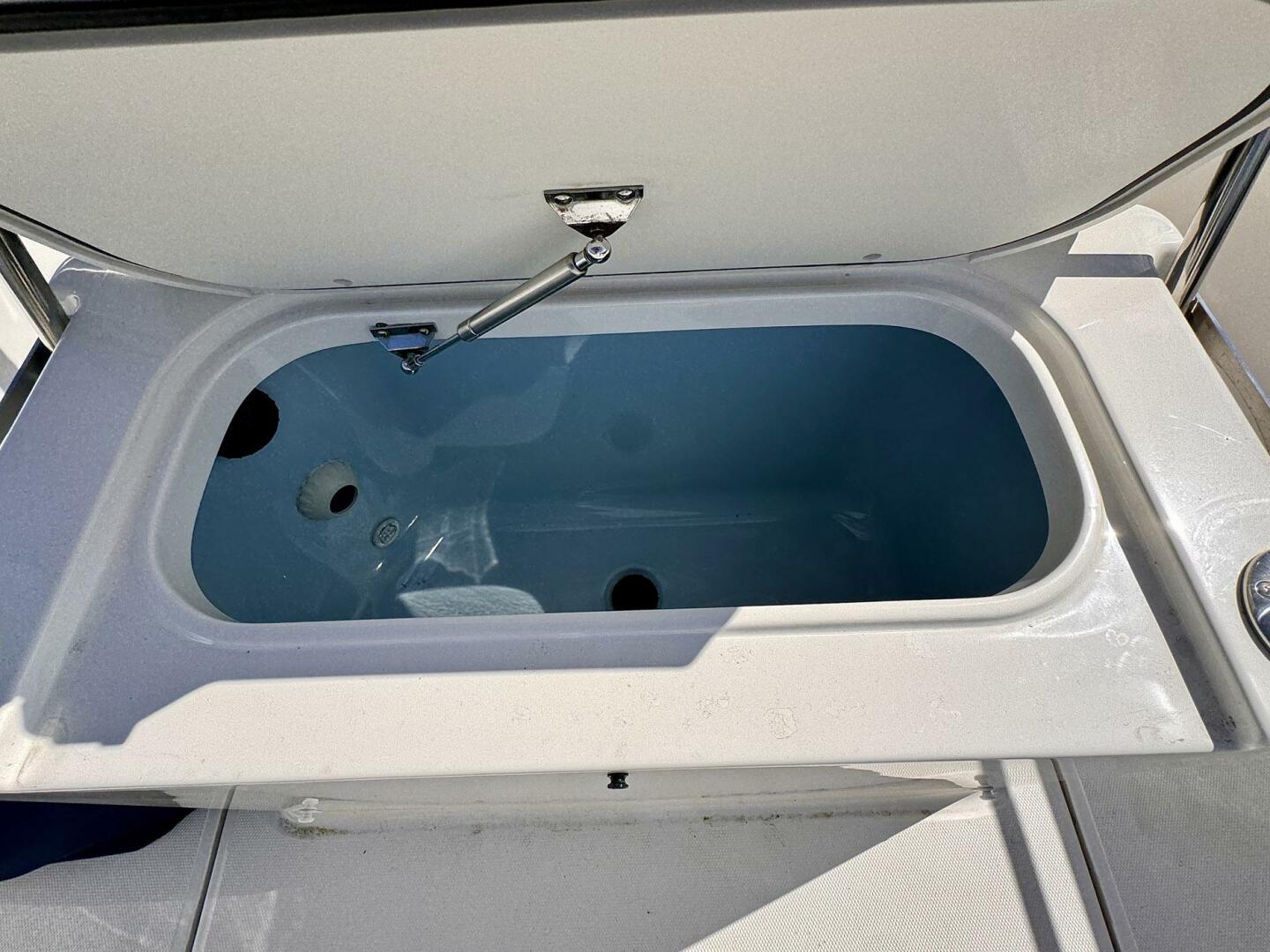 Slide: The Image of Boston Whaler 220 Dauntless 2022 - 5293732