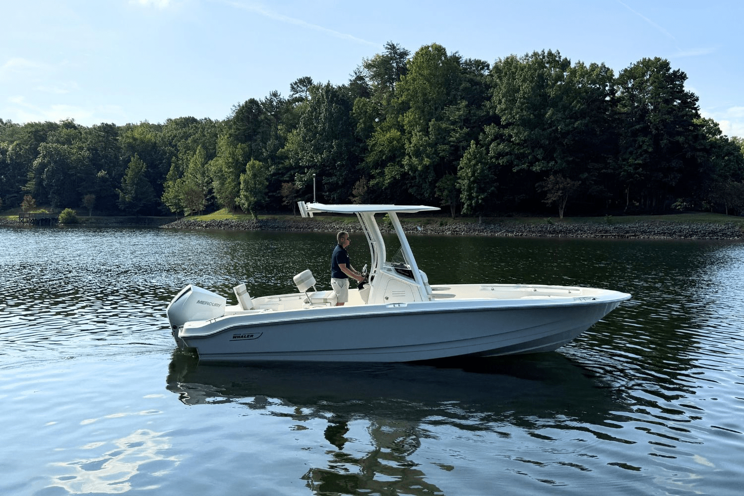 Slide: The Image of Boston Whaler 220 Dauntless 2025 - 0
