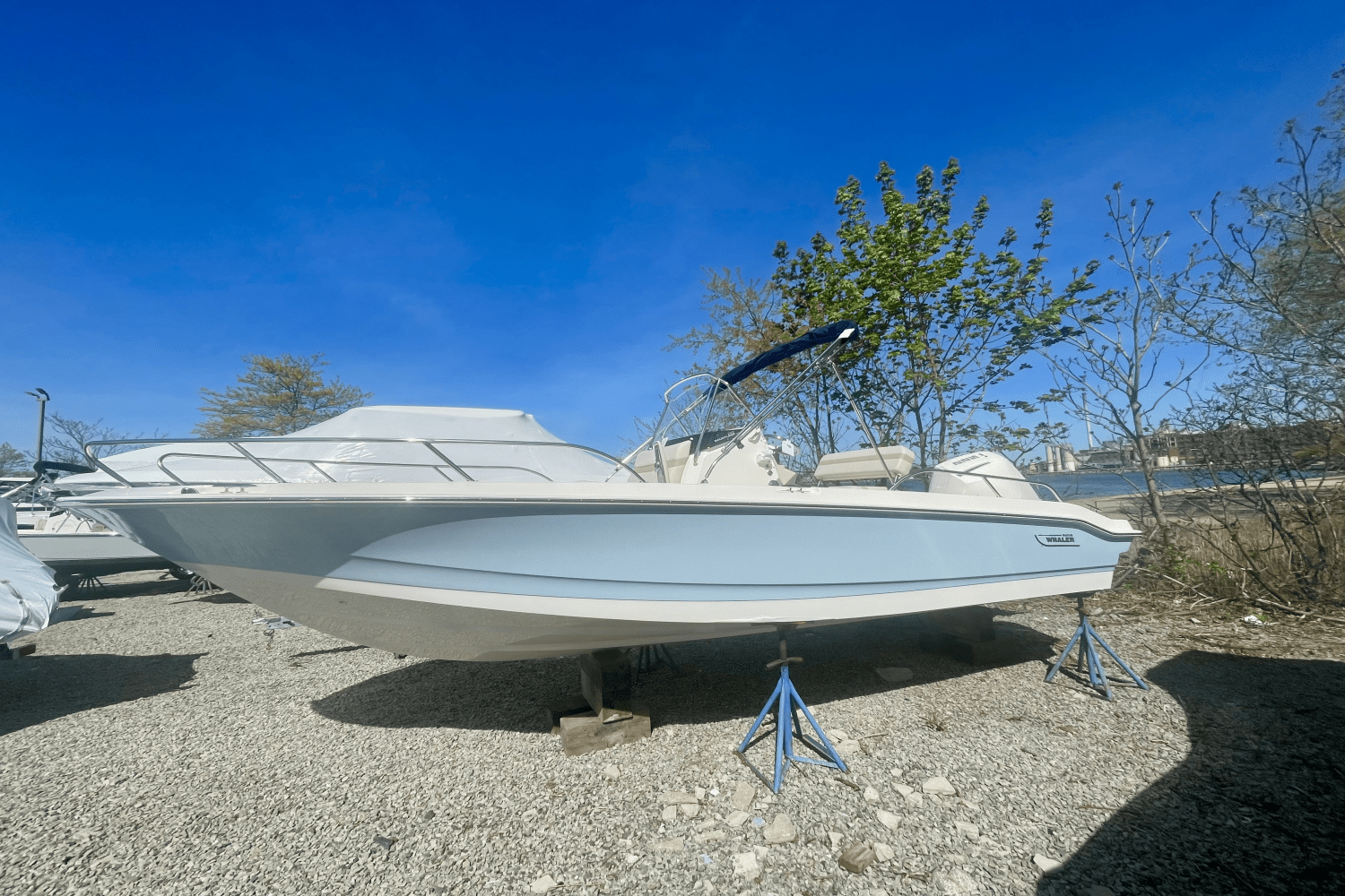 Slide: The Image of Boston Whaler 220 Dauntless 2025 - 0