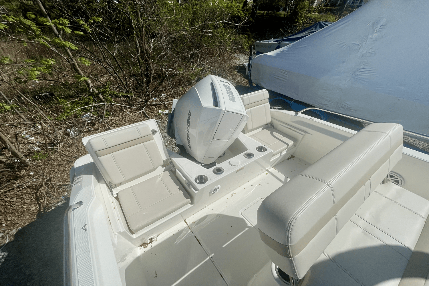 Slide: The Image of Boston Whaler 220 Dauntless 2025 - 1