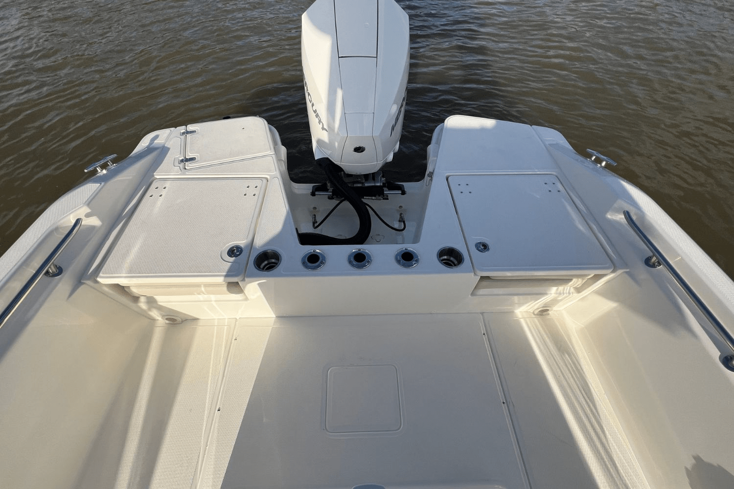Slide: The Image of Boston Whaler 220 Dauntless 2025 - 10