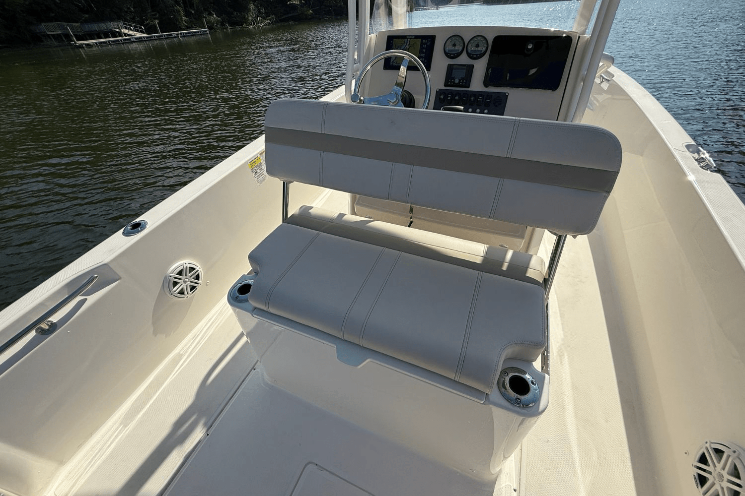 Slide: The Image of Boston Whaler 220 Dauntless 2025 - 11