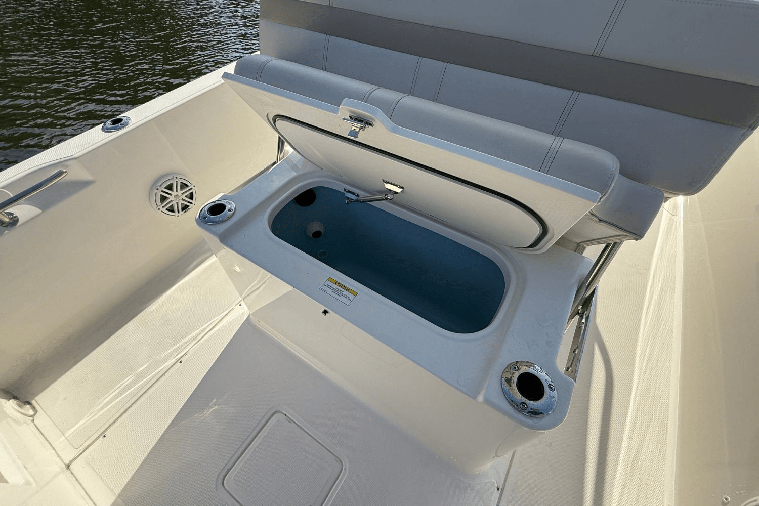 Slide: The Image of Boston Whaler 220 Dauntless 2025 - 12