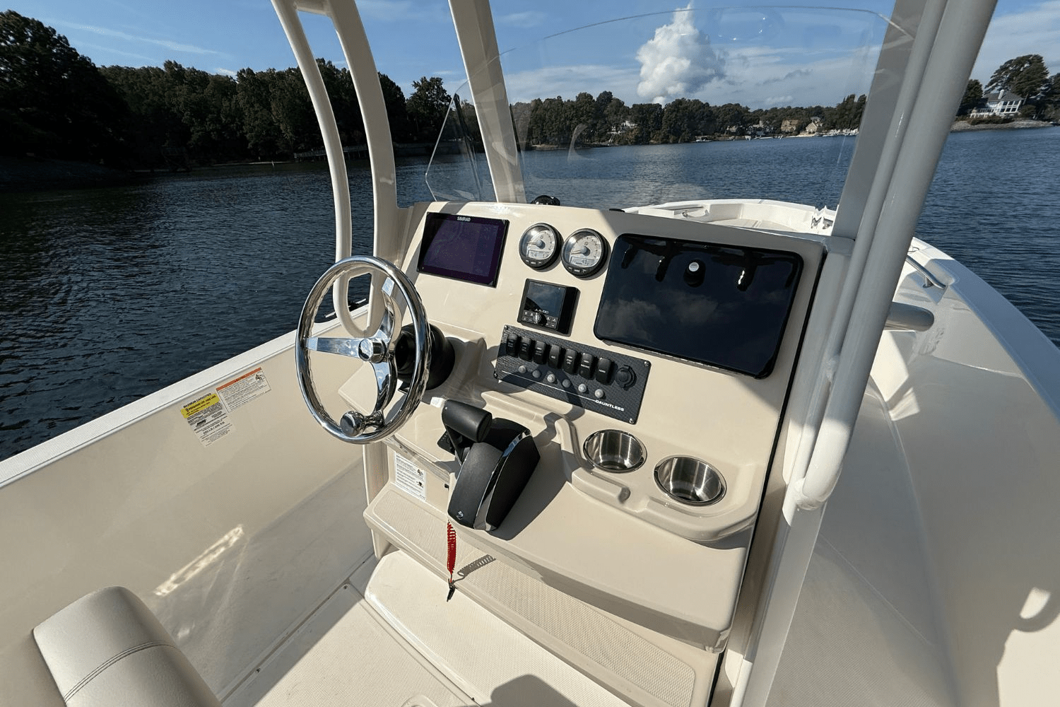 Slide: The Image of Boston Whaler 220 Dauntless 2025 - 13