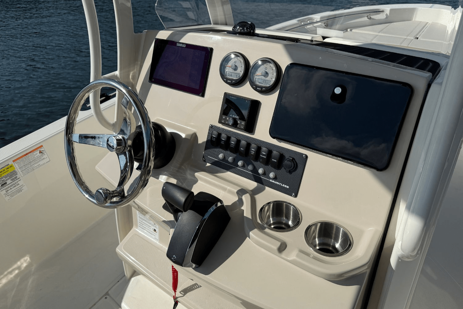 Slide: The Image of Boston Whaler 220 Dauntless 2025 - 14