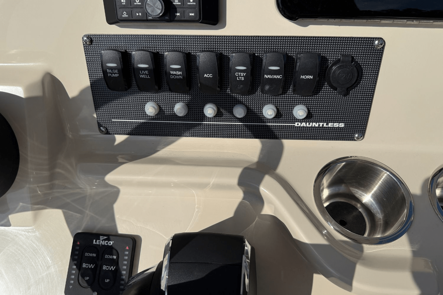 Slide: The Image of Boston Whaler 220 Dauntless 2025 - 15