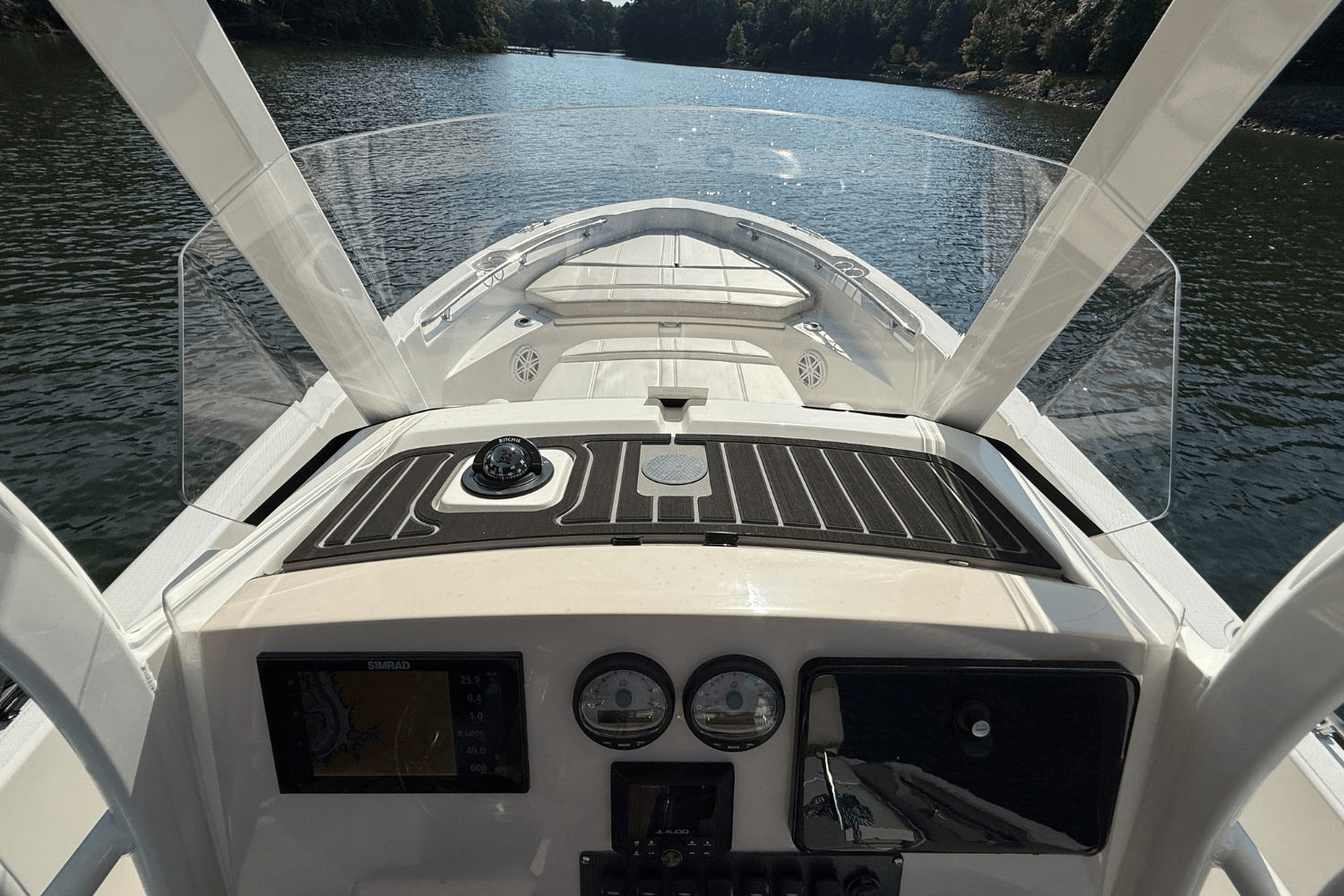 Slide: The Image of Boston Whaler 220 Dauntless 2025 - 16