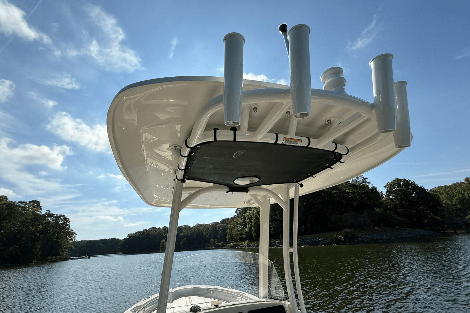 Slide: The Image of Boston Whaler 220 Dauntless 2025 - 17