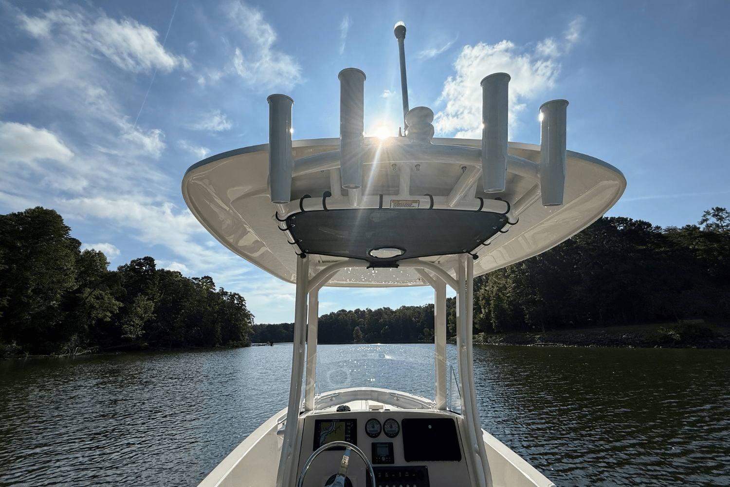 Slide: The Image of Boston Whaler 220 Dauntless 2025 - 18