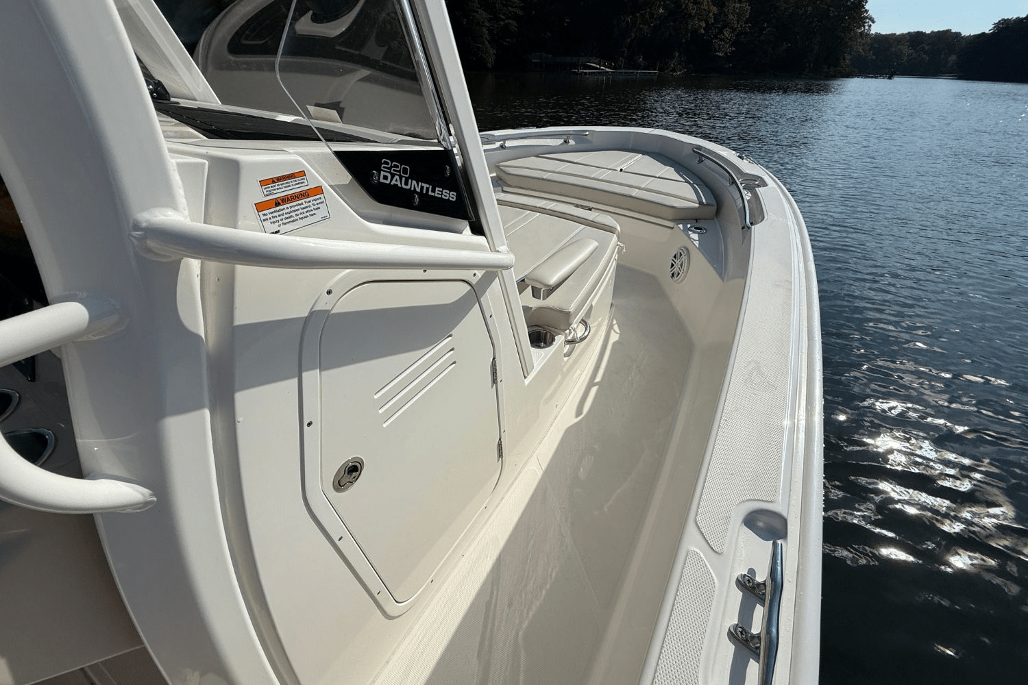 Slide: The Image of Boston Whaler 220 Dauntless 2025 - 19