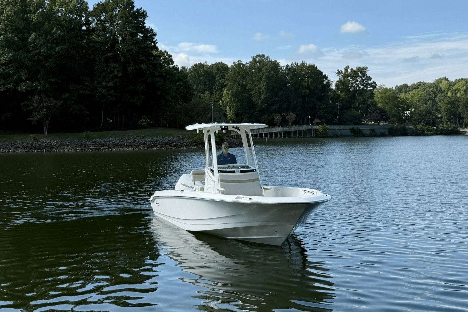 Slide: The Image of Boston Whaler 220 Dauntless 2025 - 2