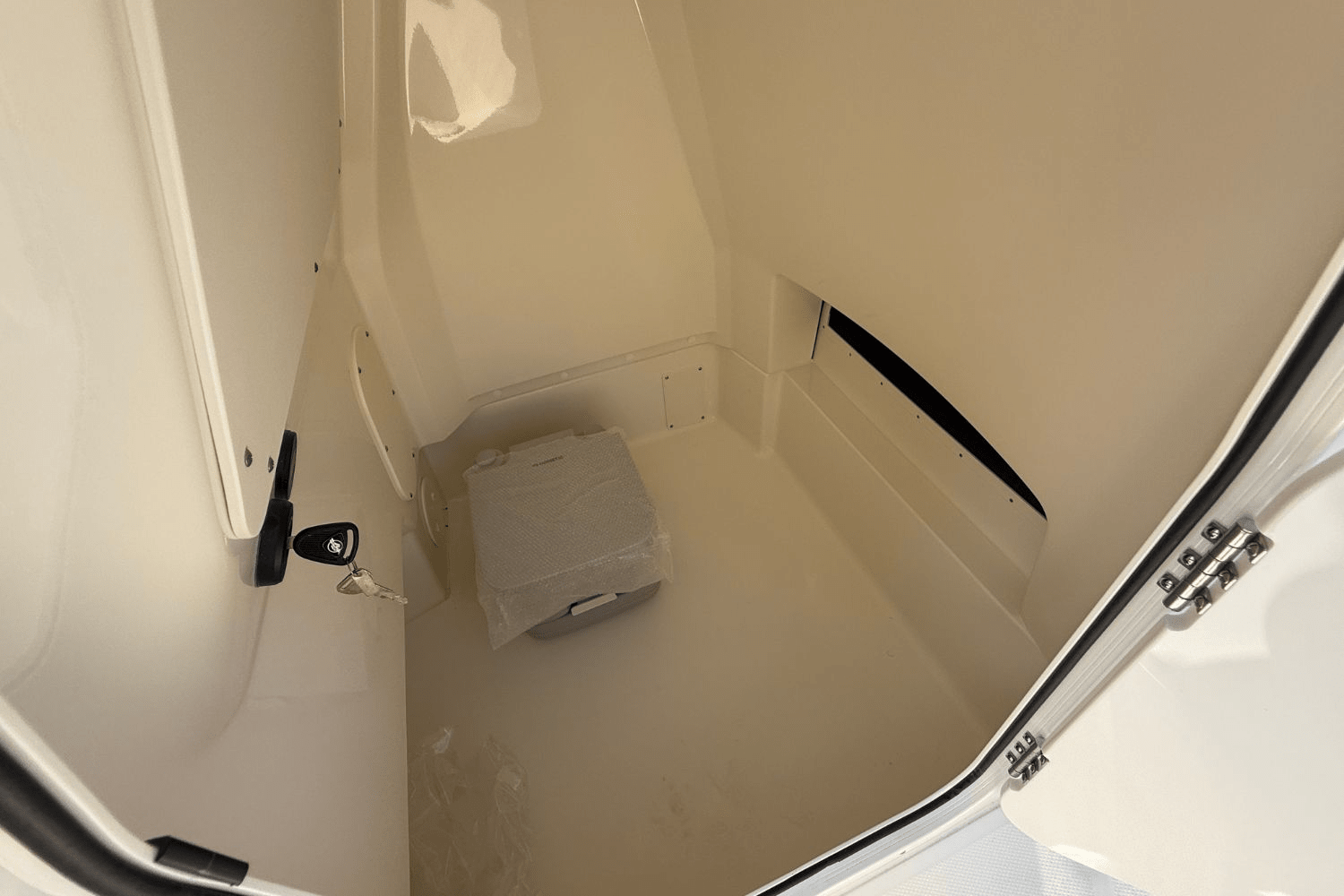 Slide: The Image of Boston Whaler 220 Dauntless 2025 - 21