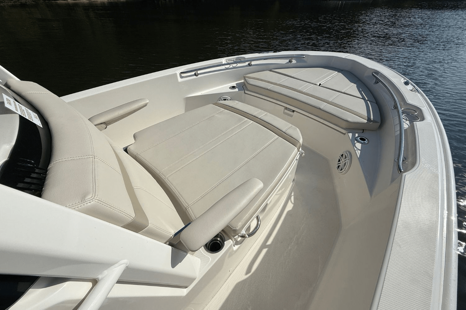Slide: The Image of Boston Whaler 220 Dauntless 2025 - 22