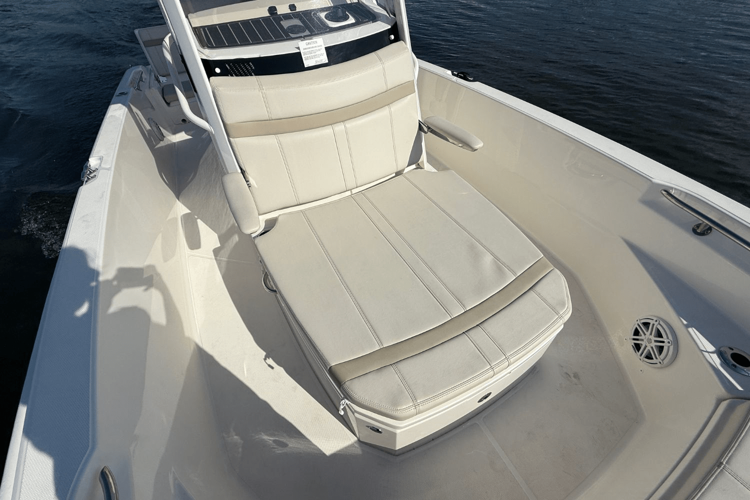 Slide: The Image of Boston Whaler 220 Dauntless 2025 - 23