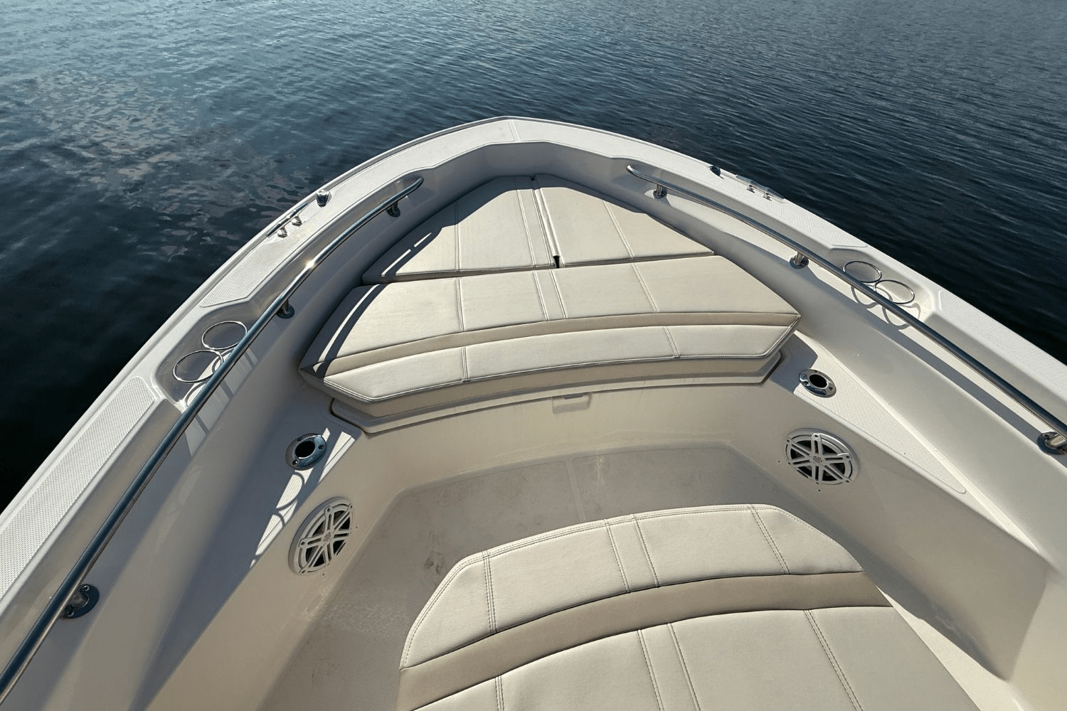 Slide: The Image of Boston Whaler 220 Dauntless 2025 - 25
