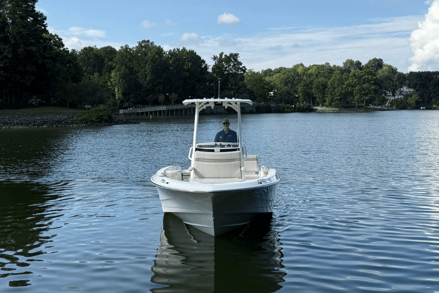 Slide: The Image of Boston Whaler 220 Dauntless 2025 - 3