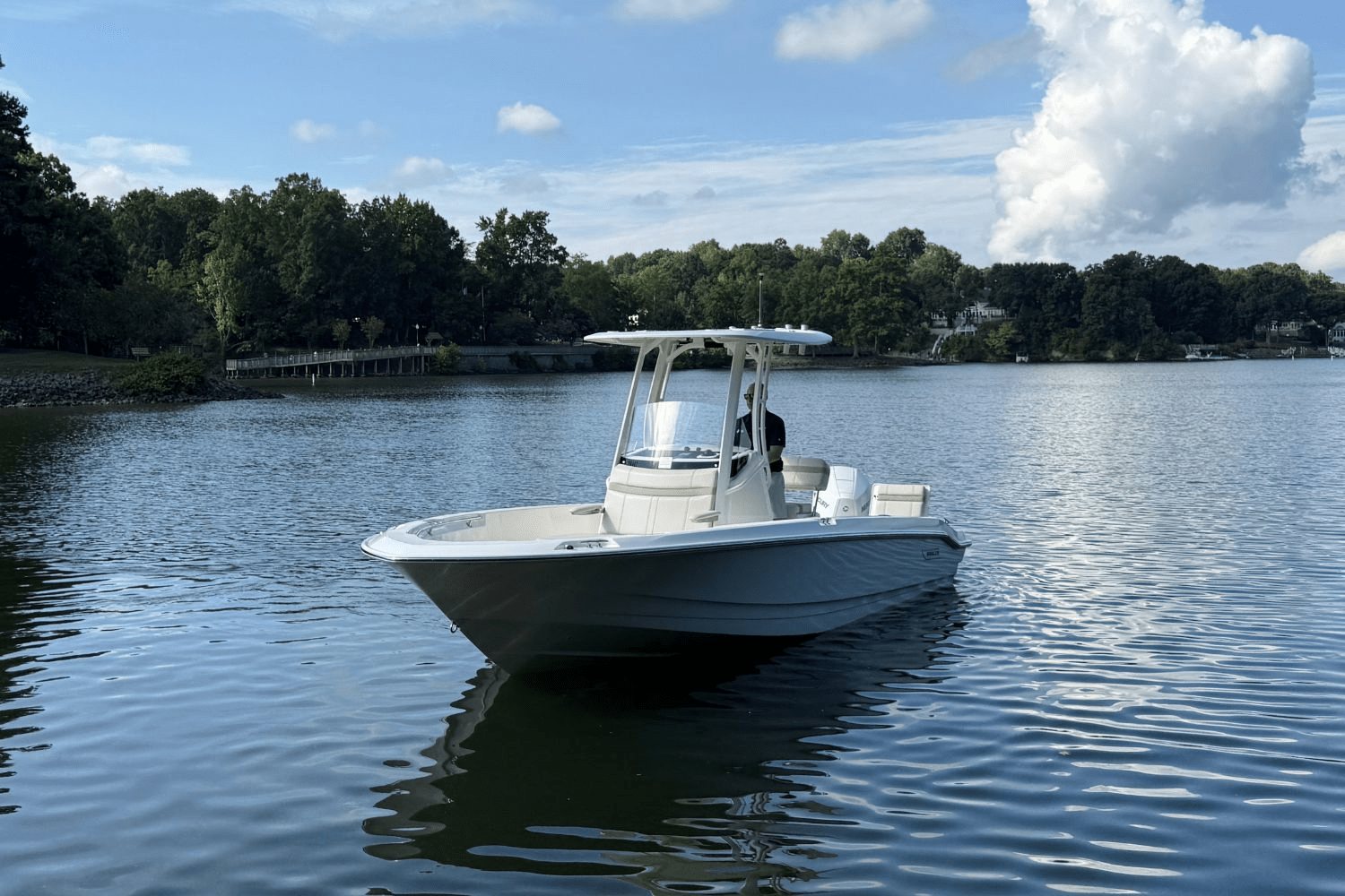 Slide: The Image of Boston Whaler 220 Dauntless 2025 - 4